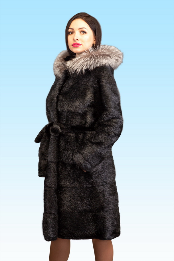 Шуба женская из натурального меха стриженой нутрии с капюшоном и опушкой из чернобурой лисы черного цвета. 8900грн.